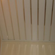 реечный потолок с полосой