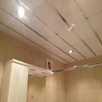 Размер комплекта 1,8 м. x 1,8 м. - Реечный потолок белый жемчуг с хром полосой и вставкой зеркальной