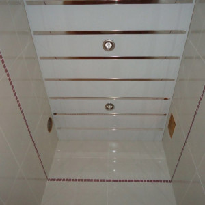 Качественный реечный потолок белый с хром вставкой в комплекте - Размер 2,2 м. х 1,8 м.