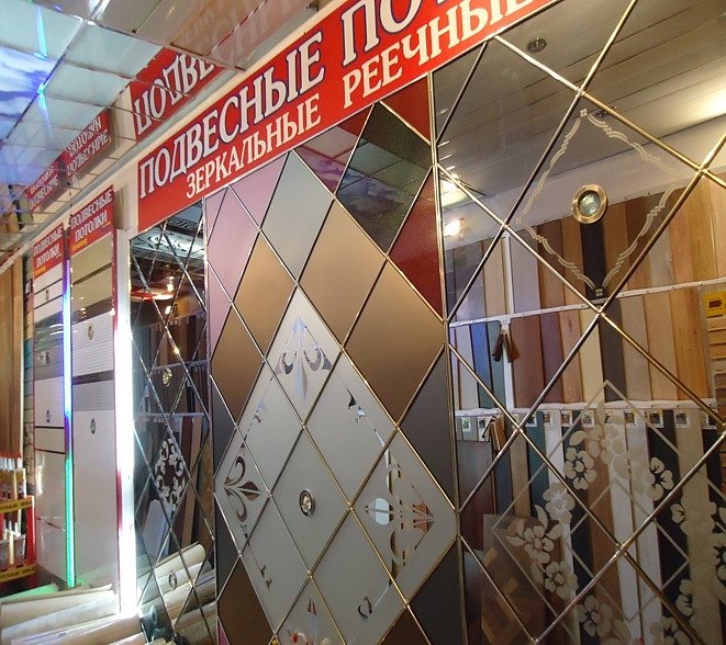 Белый потолок в светлом интерьере