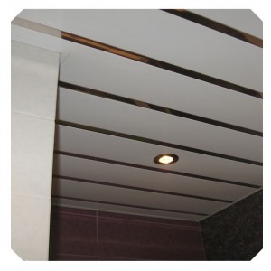 Алюминиевый реечный потолок белый с хром вставкой в комплекте 1.45 м х 1.75 м