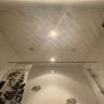 Реечный потолок белый с хром вставкой в ванную комнату 2,45 м х 1,7 м
