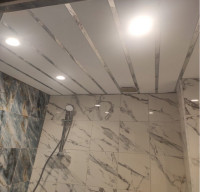 Подвесной потолок в ванную 1,82 м. х 1,77 м. - белый с хром вставкой