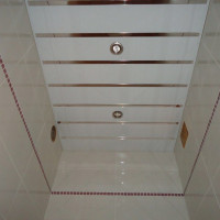 Реечный потолок белый с хром вставкой в ванную комнату 2,35 м х 1,7 м