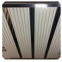 Качественный алюминиевый реечный потолок жемчужно белый с зеркальной полосой и вставкой хром - Размер 2,7м. х 1,7 м.