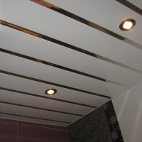 Качественный реечный потолок белый с хром вставкой в комплекте - Размер 2.2 х1.5 м.
