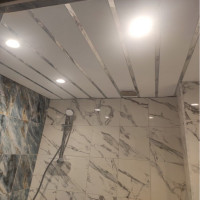 Качественный реечный потолок белый с хром вставкой в ванную - Размер 3,3 м. х 2 м.