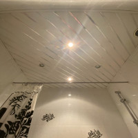 Реечный потолок алюминиевый белый с хром вставкой в ванную 2,70 м. х 1,75 м.