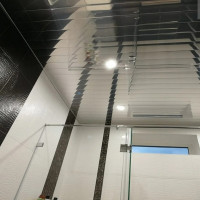 Качественный реечный потолок белый матовый с хром вставкой в комплекте - Размер 2.6 х 2 метра