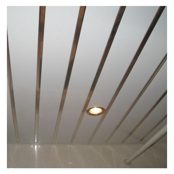 Алюминиевый реечный потолок в ванной комнате и туалете