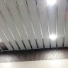 Алюминиевый реечный потолок белый с хром вставкой 1.25 м х 1.8 м.