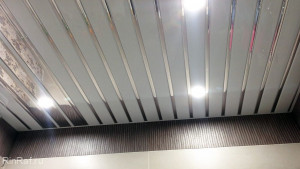 Алюминиевый реечный потолок белый с хром вставкой 1.75 м х 3 м.