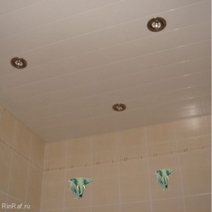 Белый матовый реечный потолок в маленькую ванну 1.36м. х 1.34 м.