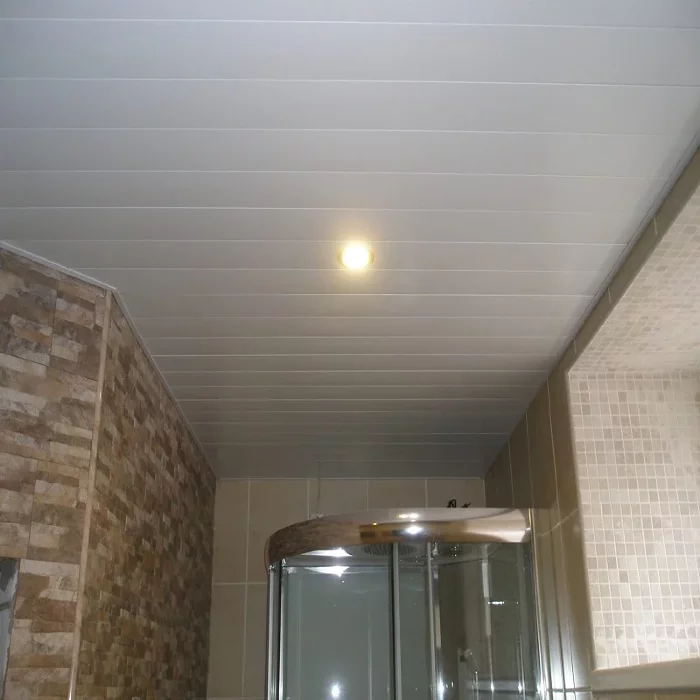 Бесщелевой алюминиевый реечный потолок белый матовый 3,75×2 м — готовый комплект для ванной, туалета, кухни и балкона
