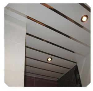 Качественный реечный потолок белый матовый c хром вставкой в комплекте - Размер 1,5 м. x 1,35 м