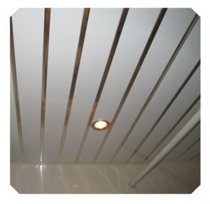 (18_C) Качественный реечный потолок Cesal белый матовый с хром вставкой в комплекте - Размер 2,65 м. x 2,35 м.