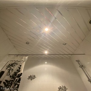 Реечный потолок 150 AS белый с хром вставкой в ванную - 1,70х1,90 м.